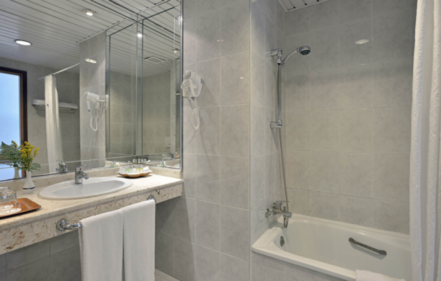 SGL Tryp Room